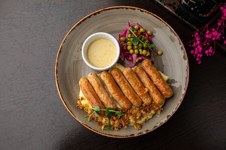 Колбаски куриные с картофельным пюре и зелёным горошком
