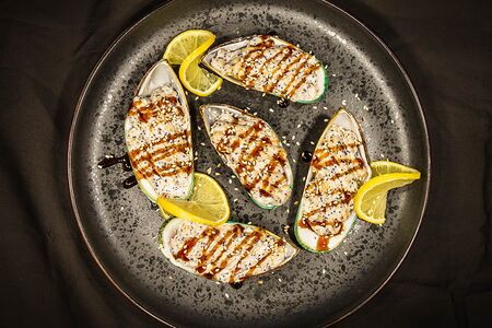 Мидии на створках под сырной шапкой (5 шт)