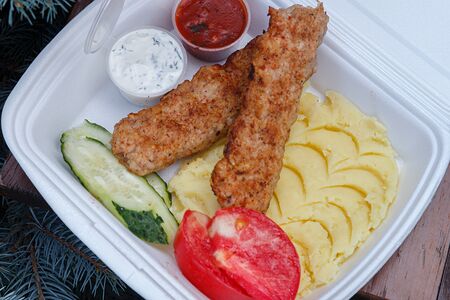 Люля-кебаб куриный с картофельным пюре, помидор, огурец