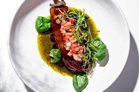 Запечённый баклажан с чимичурри из кинзы