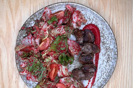 Салат с печенью и шпинатом