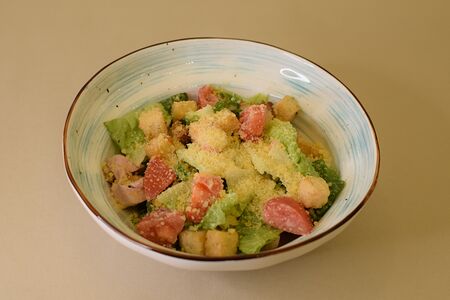 Салат Цезарь с курицей