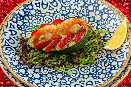 Салат Авокадо с семгой и креветками