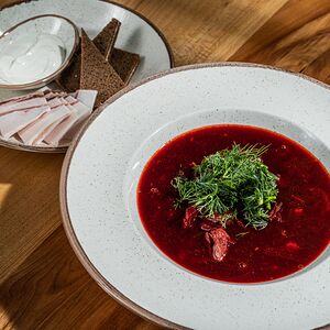 Борщ с говядиной, салом и сметаной