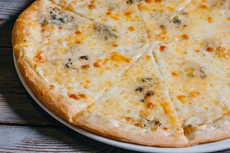 Пицца Четыре сыра с белым соусом