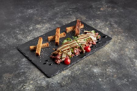 Тартар из мраморной говядины с вешенками