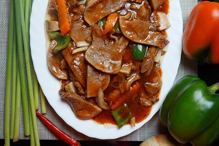 Язык в соевом соусе