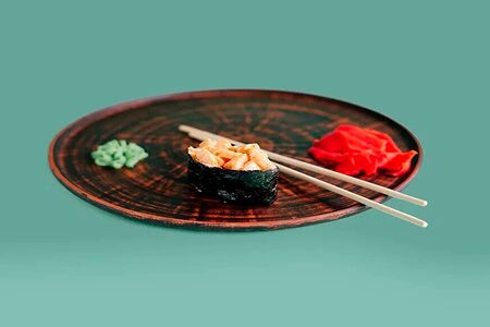 Гункан с острой креветкой