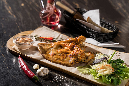 Cвинoе ухо на гриле