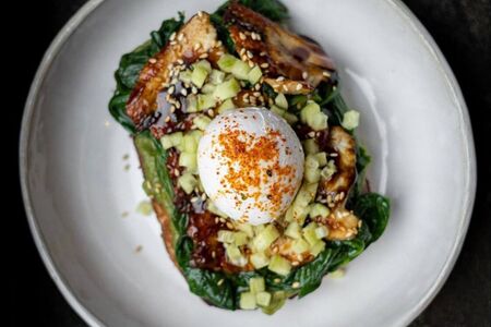 Бриошь с угрём, авокадо и шпинатом