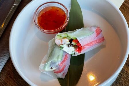 Ролл в рисовой бумаге с креветками