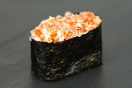 Спайси суши с лососем