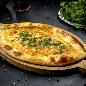 Пиде с сыром и яйцом