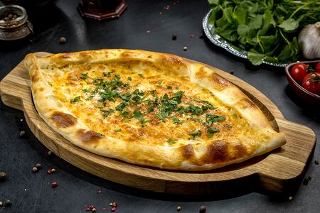 Пиде с сыром и яйцом