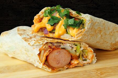 В лаваше куриный хот-дог