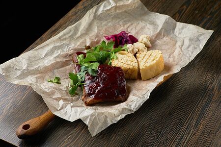 Свиные ребра с соусом сливовый BBQ