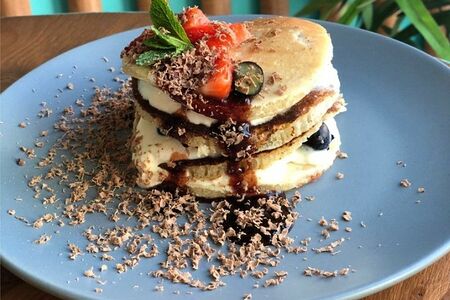 Панкейки со сливочным кремом и свежими ягодами