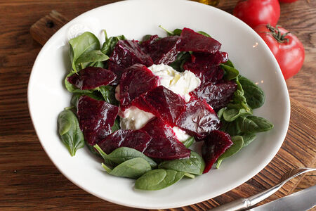 Салат из свеклы с козьим сыром
