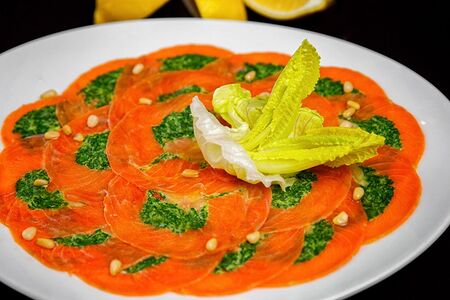 Карпаччо из лосося и морского гребешка