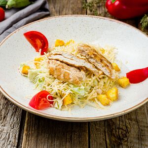 Салат Цезарь с курицей