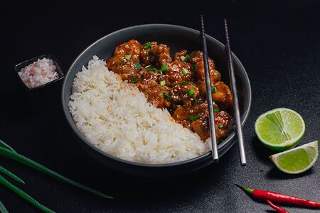 Курица в кисло-сладком соусе с рисом 