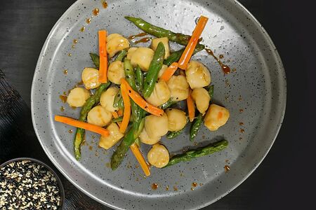 Гребешок в соусе со спаржей