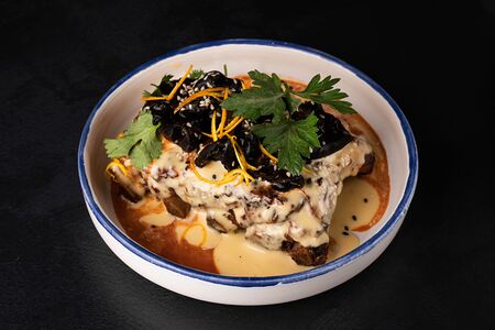 Свиные ребра с древесными грибами и цитрусовым соусом