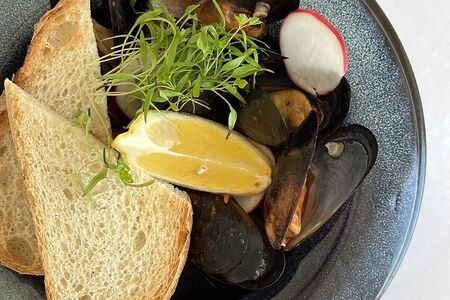 Мидии в томатном соусе со средиземноморскими травами