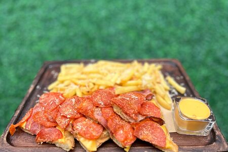 Пиццерони, фри с пармезаном, сырный соус