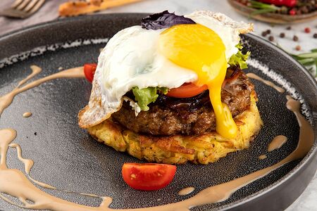 Мясной бифштекс с яйцом