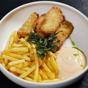 Куриные стрипсы с картофелем фри и соусом гриль
