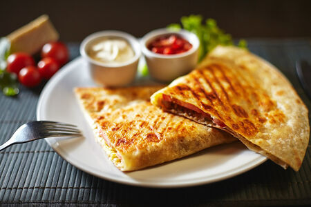 Кесадилья с ветчиной и сыром