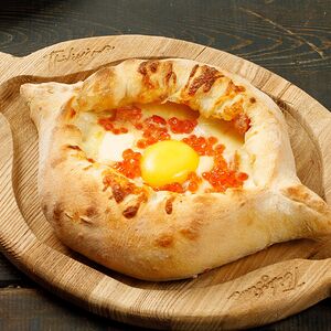 Аджарский с лососем и красной икрой