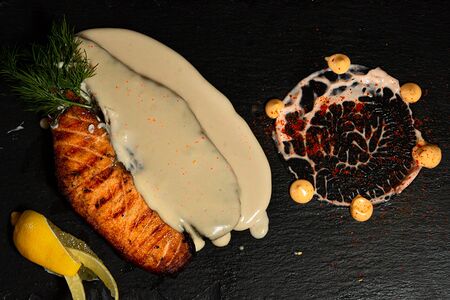 Лосось на гриле в сливочно-икорном соусе