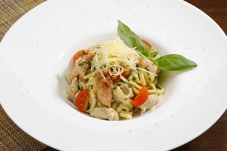 Лингвини с фермерским цыпленком и песто