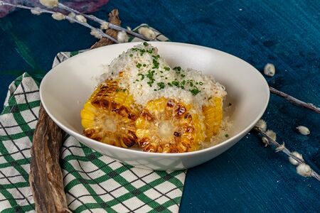 Кукуруза на гриле с пармезаном