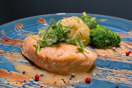 Лосось, брокколи и цветная капуста