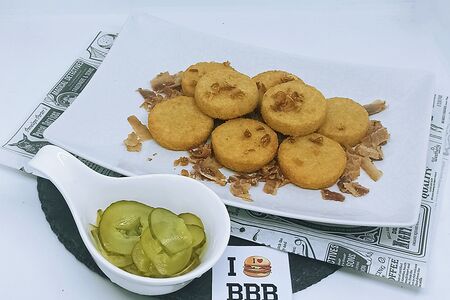 8 Potato крокеты с беконом и огурчиками