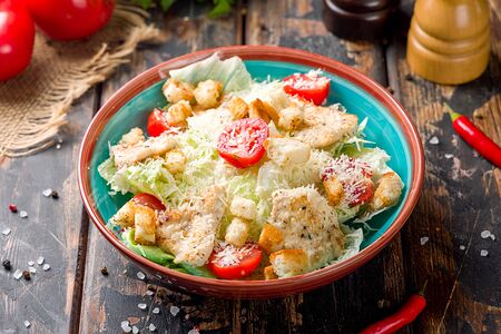 Салат Цезарь с курицей