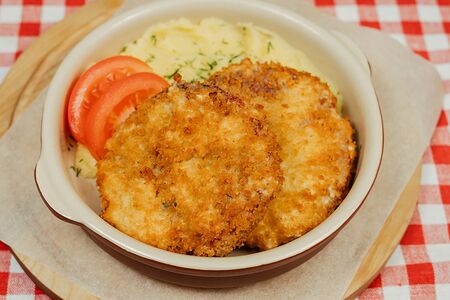 Куриные котлетки в панировке с толченым картофелем