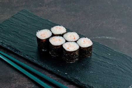 Ролл с креветкой