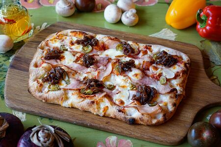 Пицца Карпаччо с карамелизированным луком