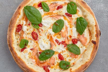 Пицца с лососем, рикоттой и шпинатом