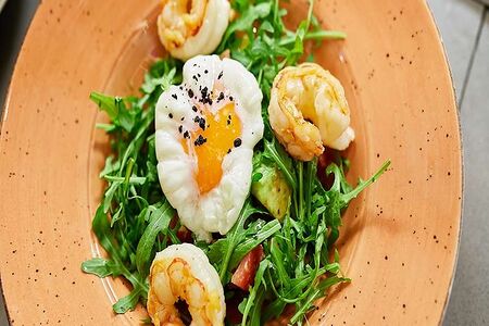 Салат с яйцом пашот, авокадо и креветками