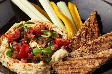 Хумус с овощами и сальсой из томатов