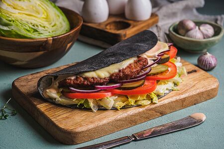 Фирменный кыстыбургер с котлетой из говядины и курицы, с овощами