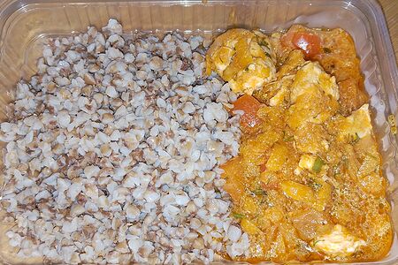 Гречневая каша с гуляшом из курицы