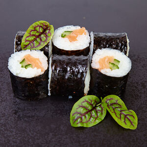 Ролл с лососем и огурцом