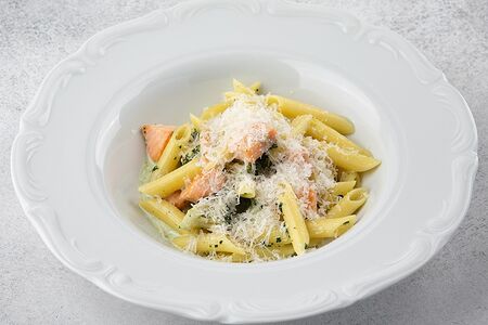 Пенне с лососем, шпинатом и брокколи