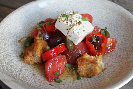 Салат из сладких помидоров, с брынзой и оливками